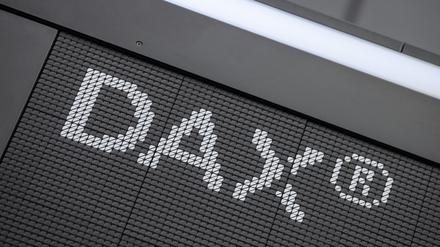 Dax-Logo im Handelssaal der Deutschen Börse in Frankfurt.