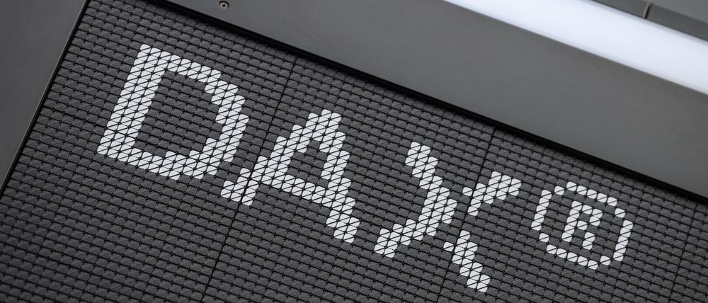 Dax-Logo im Handelssaal der Deutschen Börse in Frankfurt.