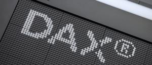Dax-Logo im Handelssaal der Deutschen Börse in Frankfurt.