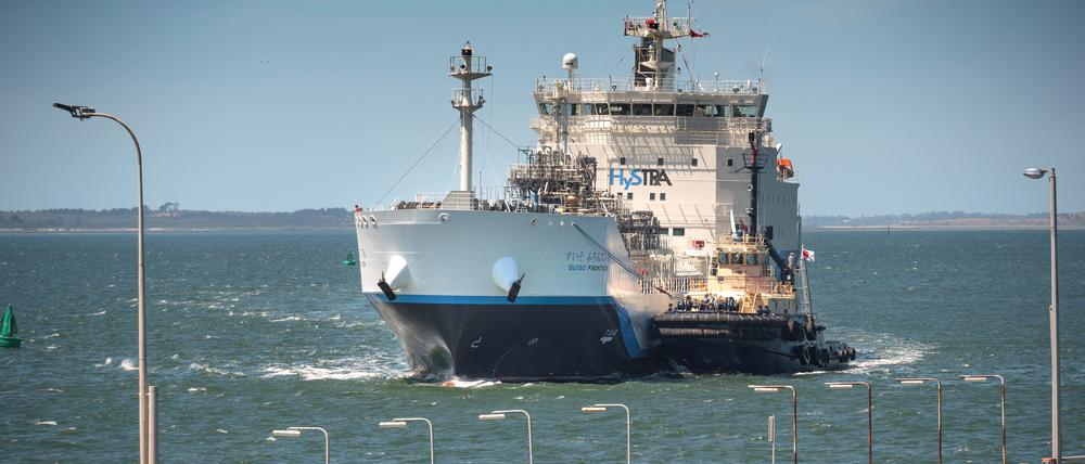 Der erste Wasserstoff-Tanker der Welt, die japanische Suiso Frontier, ist hier im Hafen von Hastings im australischen Victoria zu sehen. Künftig könnten solche Tankschiffe auch in der Nordsee zum Einsatz kommen.