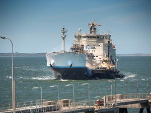 Der erste Wasserstoff-Tanker der Welt, die japanische Suiso Frontier, ist hier im Hafen von Hastings im australischen Victoria zu sehen. Künftig könnten solche Tankschiffe auch in der Nordsee zum Einsatz kommen.