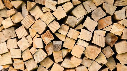  Kammergetrocknetes Buchen-Brennholz wird in einem Unterstand gelagert.