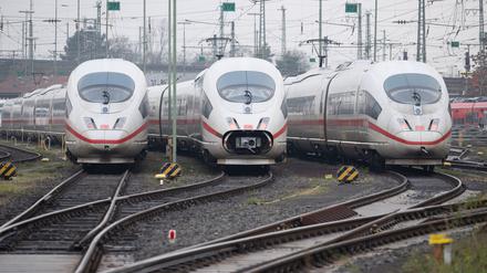 ICE der Bahn stehen auf Abstellgleisen am Hauptbahnhof von Frankfurt am Main.