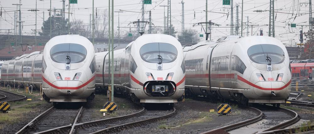 ICE der Bahn stehen auf Abstellgleisen am Hauptbahnhof von Frankfurt am Main.