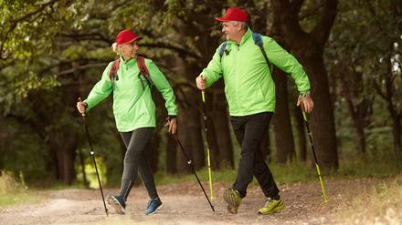 Körperliche Aktivität nach einem Herzinfarkt ist wichtig, jedoch sollte man sich auf keinen Fall überlasten. Auf hohe Belastungen wie lange Läufe und Intervalltraining sollte man lieber verzichten.