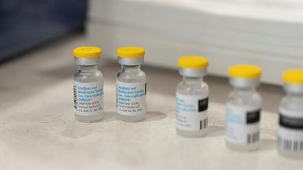 Ampullen des alten Mpox-Impfstoffs, der nicht mehr verimpft werden darf.