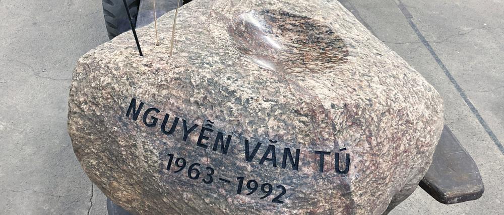 Der Gedenkstein für Nguyễn Văn Tú wurde von der Berliner Künstlerin Susanne Ahner gestaltet.