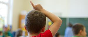 Ein Schüler meldet sich am 09.10.2014 in einer Schule in Stuttgart während des Unterrichts. 
