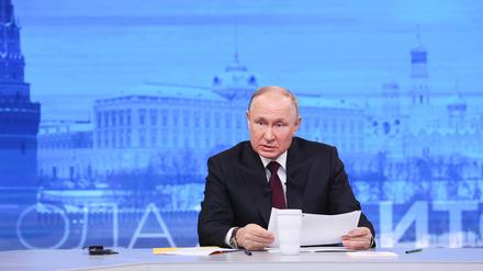 Viel Propaganda, wenig neuer Inhalt: Russlands Präsident Wladimir Putin (71) beantworte am Donnerstag Fragen von Bürgern und Journalisten im russischen Staatsfernsehen. 