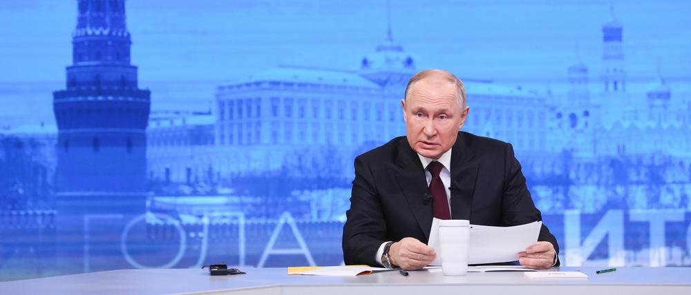 Viel Propaganda, wenig neuer Inhalt: Russlands Präsident Wladimir Putin (71) beantworte am Donnerstag Fragen von Bürgern und Journalisten im russischen Staatsfernsehen.