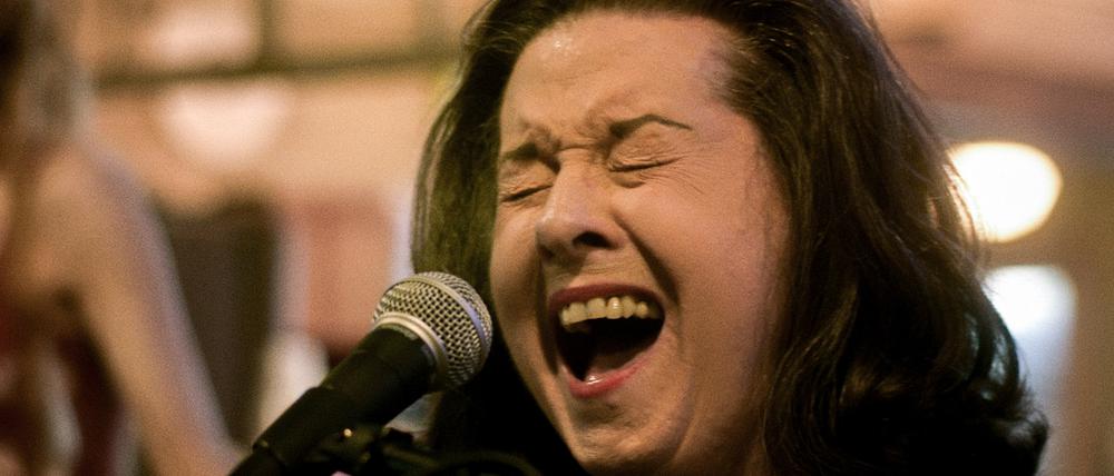 Volles Musik-Rohr mit Linda Gail Lewis.