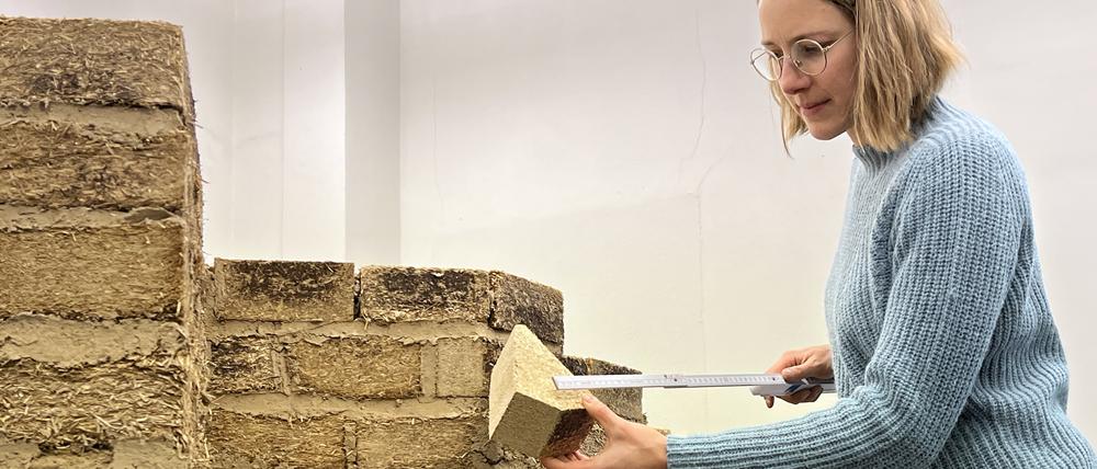 Katharina Elert von der Bauhaus-Uni Weimar. Stroh könnte in Zukunft in Form von Ziegeln zu einem tragenden Mauerwerk verbaut werden.