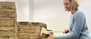 Katharina Elert von der Bauhaus-Uni Weimar. Stroh könnte in Zukunft in Form von Ziegeln zu einem tragenden Mauerwerk verbaut werden.