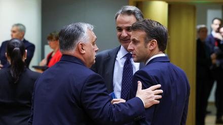 Ungarns Premier Orban, Frankreichs Präsident Emmanuel Macron und der griechische Premier Kyriakos Mitsotakis in Brüssel.