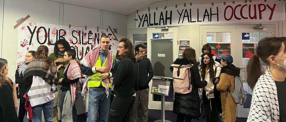 Aktivist:innen der Gruppe „Students for Free Palestine“ haben an der Freien Universität Berlin am Donnerstagmorgen einen Hörsaal besetzt.