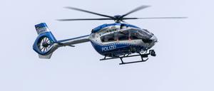 Ein Polizeihubschrauber (Airbus Helicopter H-145 T2) der Polizei NRW am 13. August 2023 in Düsseldorf.