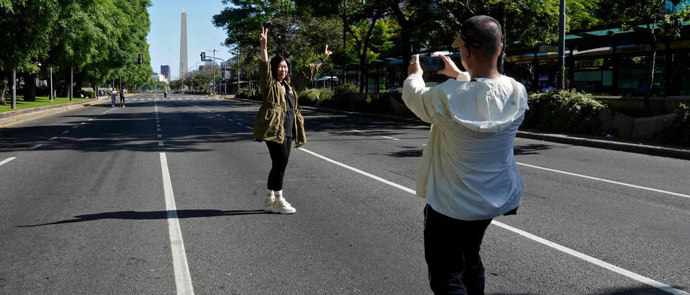 Touristen machen Fotos vor dem Obelisken in der argentinischen Hauptstadt Buenos Aires.