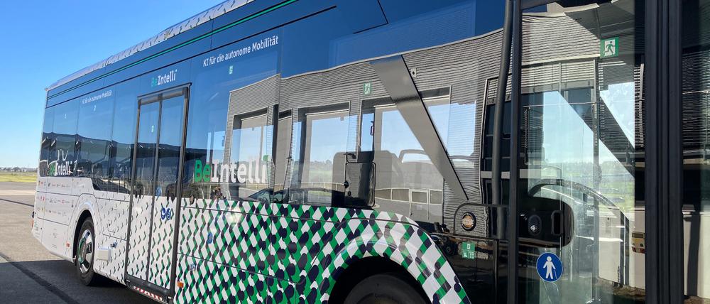 Mit diesem bunten Muster fährt der autonome Bus „BeIntelli“ von der TU Berlin künftig durch die City West.