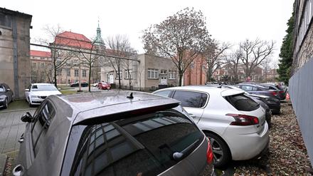 Mitarbeiterparkplätze auf dem Campus der Stadtverwaltung an der Hegelallee. 