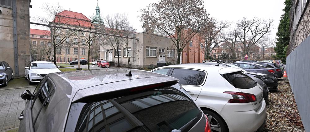 Mitarbeiterparkplätze auf dem Campus der Stadtverwaltung an der Hegelallee. 