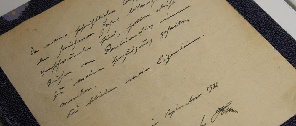 Die gefälschten Hitler-Tagebücher liegen unter einem Scanner im Bundesarchiv Koblenz. 