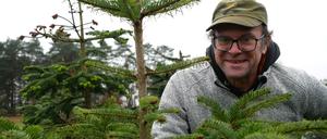 Berliner Andreas Frædrich bietet mit dem Weihnachtsurwald mietbare Weihnachtsbäume im Topf an. Vermietet wird in Berlin, wie bei Kundin Sandra Voigt oder der Mietstation in Friedrichshain. Auf einer Plantage in Oberhavel wachsen die Bäume heran.