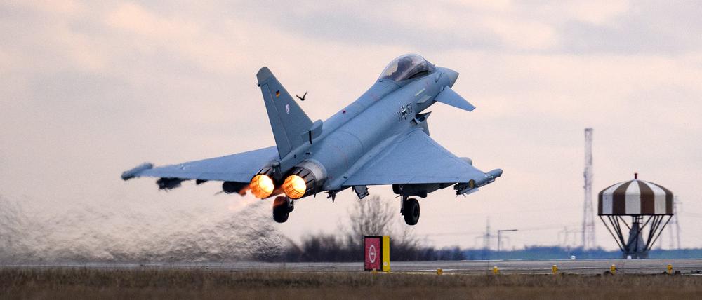 Ein deutscher Eurofighter startet auf dem Flugplatz Mihail Kogalniceanu, in der Nähe von Constanta (Rumänien) (Symbolbild).