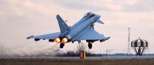 Ein deutscher Eurofighter startet auf dem Flugplatz Mihail Kogalniceanu, in der Nähe von Constanta (Rumänien) (Symbolbild).