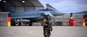 Ein Bundeswehr-Soldat steht auf dem Flugplatz Mihail Kogalniceanu, in der Nähe von Constanta (Rumänien), vor einem deutschen Eurofighter. (Symbolbild)