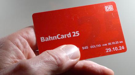 Ein Mann hat eine BahnCard 25 in der Brieftasche.