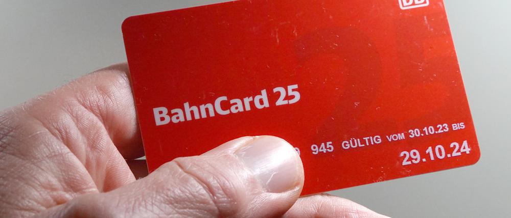Ein Mann hat eine BahnCard 25 in der Brieftasche.