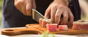 Schneidebretter können ein Übertragungsort für Lebensmittelkeime sein.