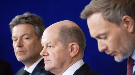 Bundeswirtschafts- und Klimaminister Robert Habeck (Grüne, l.) gemeinsam mit Bundeskanzler Olaf Scholz (SPD, M.) und Bundesfinanzminister Christian Lindner (FDP, r.).   