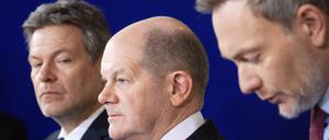 Bundeswirtschafts- und Klimaminister Robert Habeck (Grüne, l.) gemeinsam mit Bundeskanzler Olaf Scholz (SPD, M.) und Bundesfinanzminister Christian Lindner (FDP, r.).   