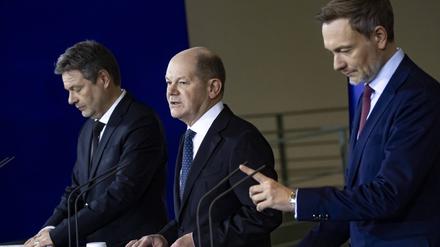 Bundeskanzler Olaf Scholz, Bundesfinanzminister Christian Lindner und Bundeswirtschaftsminister Robert Habeck geben ein gemeinsamen Statement zur Haushaltskrise im Kanzleramt. 