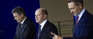 Bundeskanzler Olaf Scholz, Bundesfinanzminister Christian Lindner und Bundeswirtschaftsminister Robert Habeck geben ein gemeinsamen Statement zur Haushaltskrise im Kanzleramt. 
