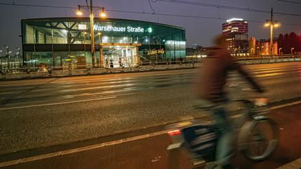 Der S-Bahnhof Warschauer Straße auf der Warschauer Brücke am frühen Morgen.