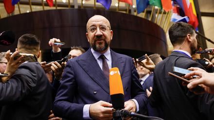 Eine Sensation: EU-Ratspräsident Charles Michel verkündet den Beschluss der Mitgliedstaaten.