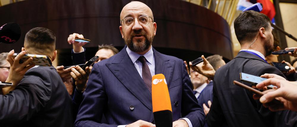 Eine Sensation: EU-Ratspräsident Charles Michel verkündet den Beschluss der Mitgliedstaaten.