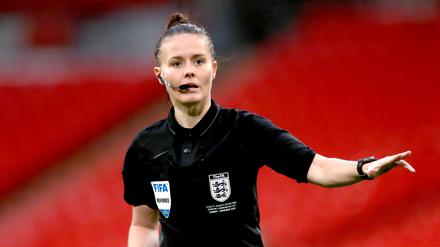 Schiedsrichterin Rebecca Welch während des FA-Cup-Finales der Frauen im Wembley-Stadion, London. 