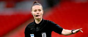 Schiedsrichterin Rebecca Welch während des FA-Cup-Finales der Frauen im Wembley-Stadion, London.