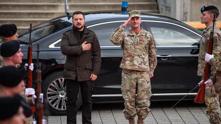 General Christopher Cavoli, Befehlshaber des U.S. European Command, trifft sich mit Wolodymyr Selenskyj (l), Präsident der Ukraine in der Clay-Kaserne.