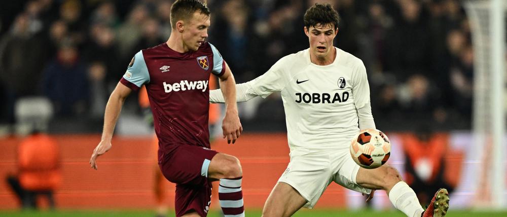 West Ham United’s Tomas Soucek in Aktion mit Noah Weißhaupt vom SC Freiburg.