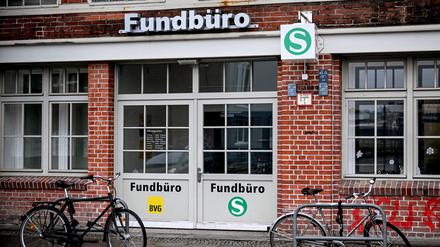 BVG und S-Bahn betreiben ihre Fundbüros an derselben Adresse in Friedrichshain: Rudolfstraße 1-8 in Friedrichshain.
