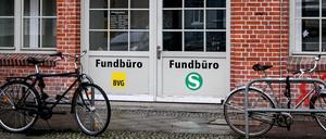 BVG und S-Bahn betreiben ihre Fundbüros an derselben Adresse in Friedrichshain: Rudolfstraße 1-8 in Friedrichshain.