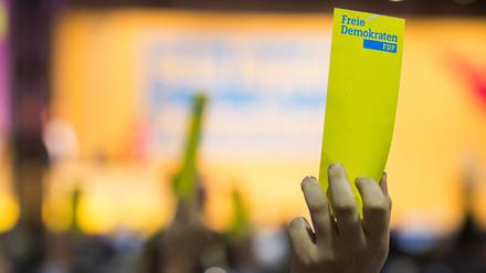 Delegierte halten am 24.04.2016 bei einer Abstimmung beim Bundesparteitag der Freien Demokratischen Partei (FDP) in Berlin ihre Stimmkarten hoch.