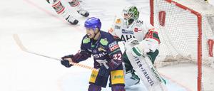 Kevin Clark dreht das Spiel für die Eisbären dank zweier Powerplay-Tore.