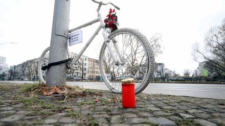 29.12.2020, Berlin - Deutschland. Am Savignyplatz erinnert ein Geisterfahrrad an einen im Straßenverkehr getöteten Radfahrer. *** 29 12 2020, Berlin Germany At Savignyplatz, a ghost bike commemorates a cyclist killed in road traffic
