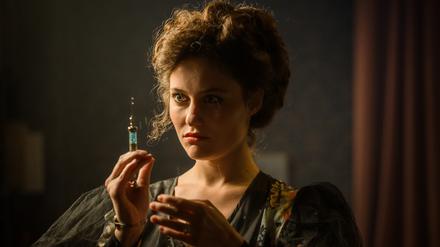 Nur ein kleiner Piks. Johanna Gabathuler (Dominique Devenport) wendet ihre medizinischen Kenntnisse an.