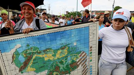 Frauen halten während einer Kundgebung für eine Volksabstimmung eine Landkarte von Venezuela, auf der das Gebiet Essequibo des Nachbarlandes gezeigt wird.